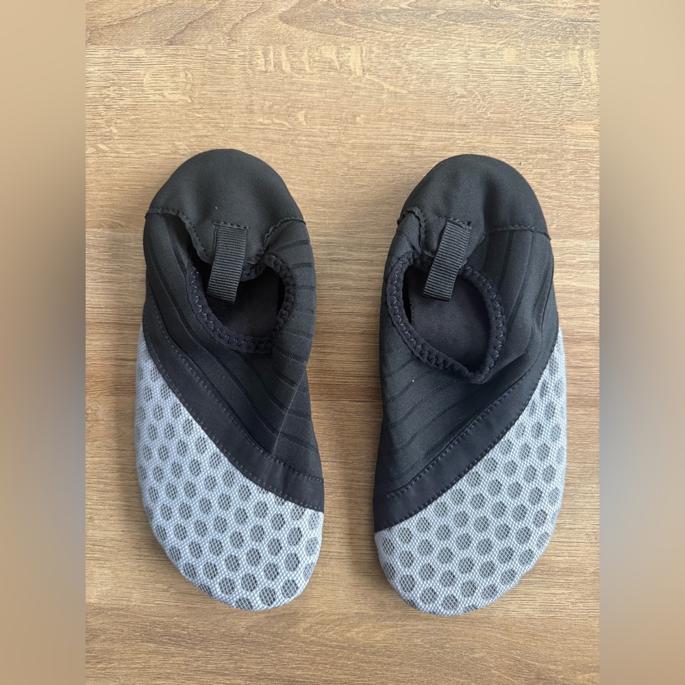 JIASUQI Outdoor/Beach/Pool shoes, size 2.5-3 Little Kid NEVER WORN